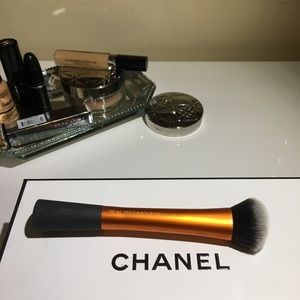 Real Techniques deluxe complexion brush